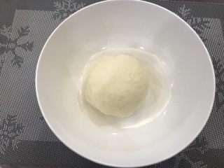 鸡蛋灌肉饼,面粉+开水+冷水和成光滑面团，盖上保鲜膜静置30分钟