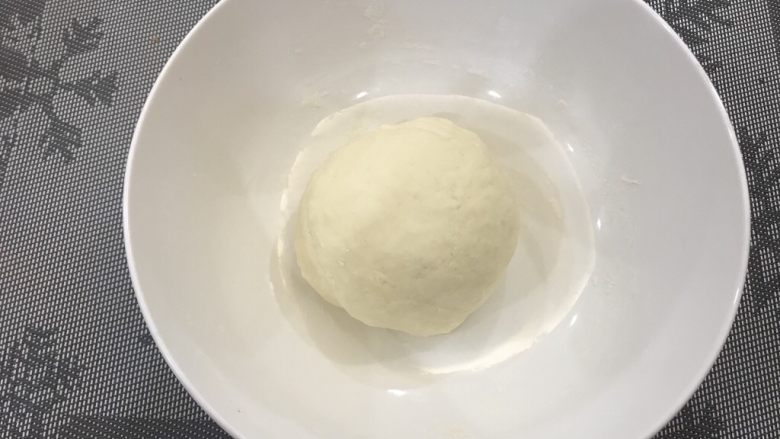 鸡蛋灌肉饼,面粉+开水+冷水和成光滑面团，盖上保鲜膜静置30分钟