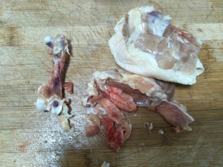 三只小猪～童趣鸡肉咖喱饭,鸡腿洗干净后去骨。