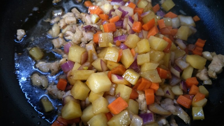 三只小猪～童趣鸡肉咖喱饭,加入洋葱头，土豆丁，胡萝卜丁加点生抽继续煸炒。