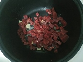 电饭煲-罗宋汤,倒入腌制好的牛肉煸炒。
