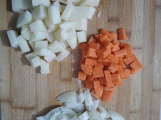 电饭煲-罗宋汤,炖牛肉的时候处理蔬菜，胡萝卜，洋葱，土豆切丁。