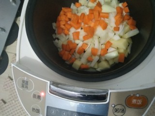 电饭煲-罗宋汤,黄油融化下蔬菜煸炒。