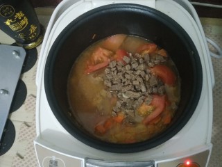 电饭煲-罗宋汤,单独炖牛肉是因为牛肉会有很多沫要 清理干净，再连汤倒入锅中。。