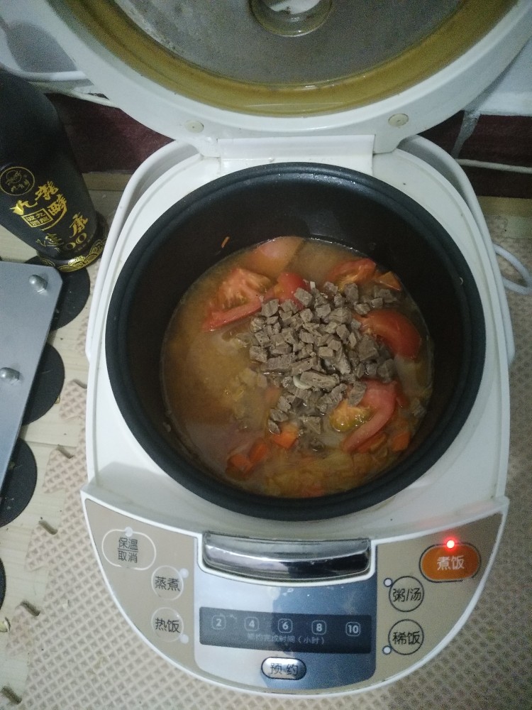 电饭煲-罗宋汤,单独炖牛肉是因为牛肉会有很多沫要 清理干净，再连汤倒入锅中。。