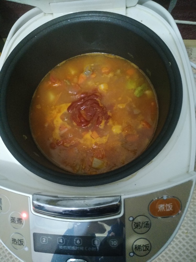 电饭煲-罗宋汤,等西红柿化成汤之后加入番茄酱。继续熬煮10分钟 让味道充分的融合。