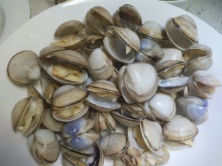海鲜粥,白蛤买回来用清水泡半天，过滤多余沙子
然后做一锅开水，把白蛤到入，待白蛤都开口时捞出备用