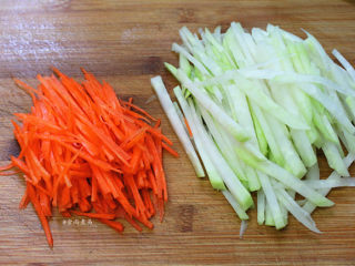 猪皮炒大头菜,大头菜和胡萝卜分别去皮、洗净后切丝；