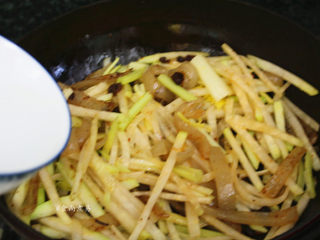 猪皮炒大头菜,撒点清水，拌匀、遮上锅盖焖煮片刻，让食材快速软化；