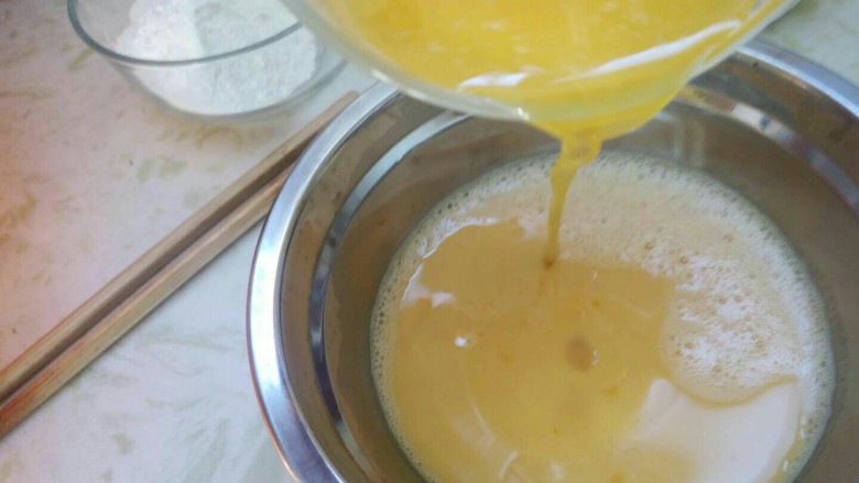 黑芝麻蛋卷，十分钟搞定早餐,将隔水化好的黄油倒入10克在鸡蛋液中，另外10克备用。
