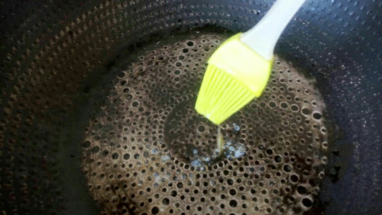 黑芝麻蛋卷，十分钟搞定早餐,用刷子在平底锅上刷另外10克备用的黄油