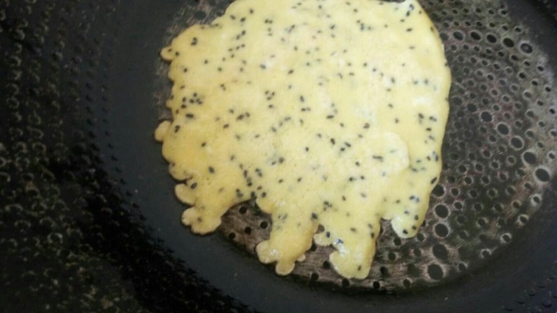 黑芝麻蛋卷，十分钟搞定早餐,待蛋糊凝固，即可翻另一面