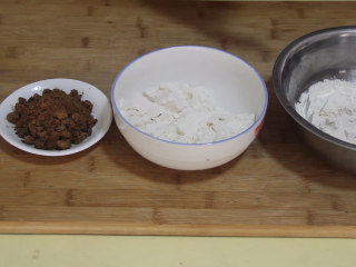 自制猫耳朵,首先备料：面粉2份、红糖、纯牛奶