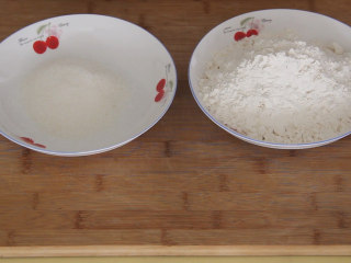糖饼的做法,首先备料：面粉、白糖