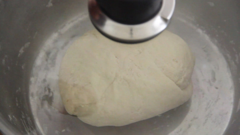 糖饼的做法,先用温水和面、揉成光滑的面团，醒面半个小时。