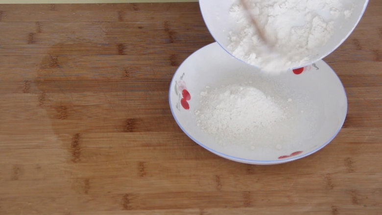 糖饼的做法,把白糖里加少许面粉，这样做出来的糖饼吃的时候糖不容易流出来。