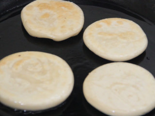 糖饼的做法,一面煎至定型后翻面，中间来回多翻几次，把两面都煎至微黄
