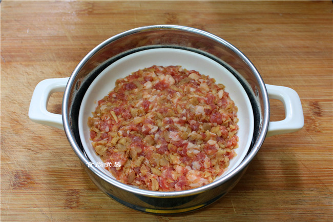 萝卜干肉饼饭,将拌好的肉饼盛入碟子中，稍稍压实表面，放在蒸笼里