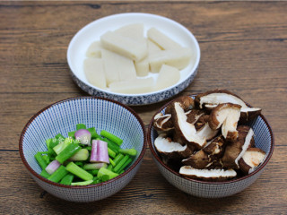 葱香冬菇糍粑,糍粑切成条，冬菇洗净切丝、小葱洗净切段