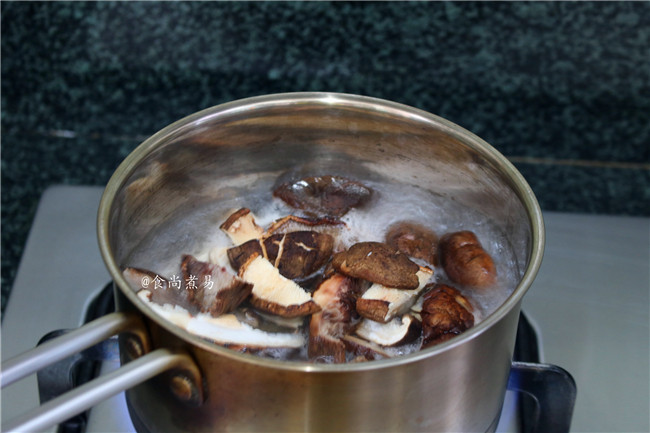 葱香冬菇糍粑,烧开适量水，将冬菇焯熟