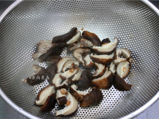 葱香冬菇糍粑,捞起沥干水