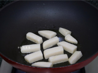 葱香冬菇糍粑,热锅，倒入少量油，将糍粑条煎至两面焦黄色