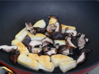 葱香冬菇糍粑,倒入香菇丝，翻炒均匀