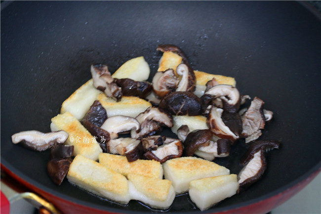 葱香冬菇糍粑,倒入香菇丝，翻炒均匀