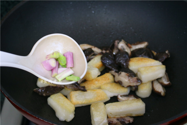 葱香冬菇糍粑,加入葱梗部分，炒出香味
