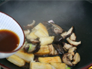 葱香冬菇糍粑,倒入调好的料汁，端起炒锅，抛匀食材
