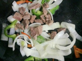 黑椒牛肉意面,接下来再继续放入牛肉，青椒丝再继续翻炒几下。