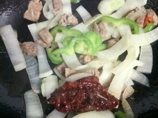 黑椒牛肉意面,再把适量的意面酱放入锅中翻拌匀，炒几下。