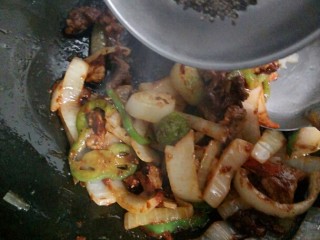 黑椒牛肉意面,再加入适量的黑椒碎翻炒几下，让食材充分的吸收调料的味道。