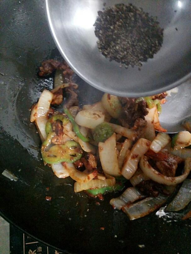 黑椒牛肉意面,再加入适量的黑椒碎翻炒几下，让食材充分的吸收调料的味道。