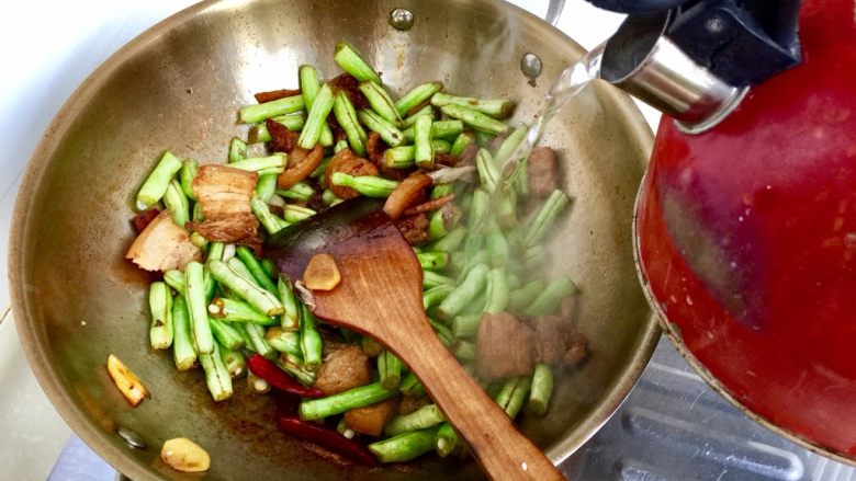 四季豆烧五花肉,加入热水约食材一多半