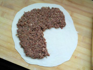 牛肉饼,看图，把肉馅铺上，留四分之一空下，另外肉馅也不要铺到太靠边，留两厘米。 肉馅铺多厚，看你有多少馅