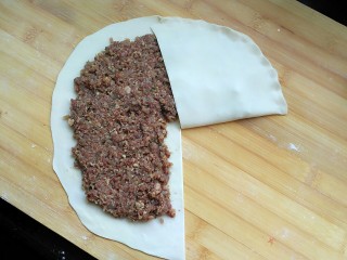牛肉饼,看图，把没铺肉馅的那块折上去
