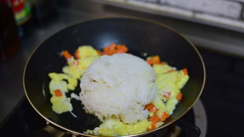 黄瓜蛋炒饭,加入米饭