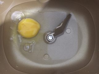 原味杏仁片餐包,温水中放入全蛋，温水30－38度之间