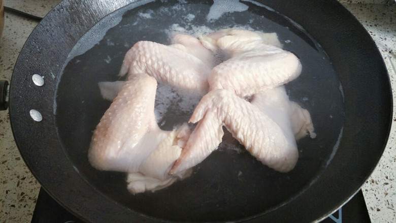 香卤鸡翅,冷水入锅煮开