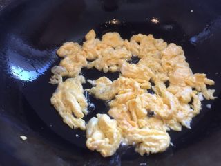 苦瓜炒蛋,将鸡蛋炒熟，块大一些