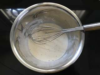杏仁费南雪,用手动打蛋器搅打至出现粗泡状态。