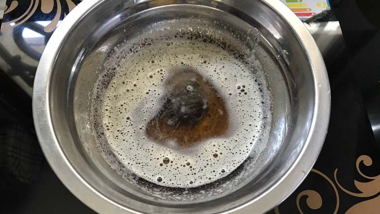 杏仁费南雪,等黄油液体表面开始出现褐色沸腾泡沫时关火。