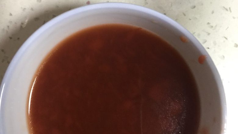 糖醋鱼片,把番茄酱、白糖、醋、生抽和清水混合一起搅拌均匀成糖醋汁。