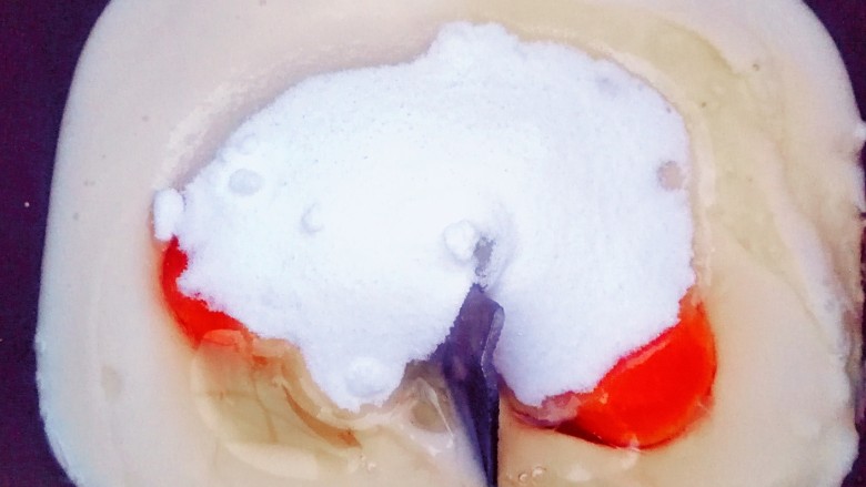 适合新手的一次性发酵酸奶小餐包,加入50～70克的<a style='color:red;display:inline-block;' href='/shicai/ 3729'>白糖</a>（根据自己喜甜的程度而定）和2克的盐