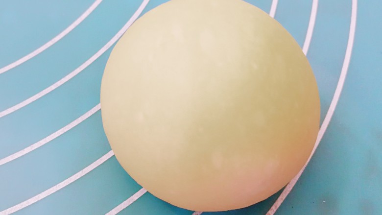 适合新手的一次性发酵酸奶小餐包,这是最后滚圆成型的餐包胚