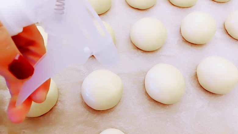 适合新手的一次性发酵酸奶小餐包,用噴壶从高处往做好的餐包胚上雾状喷水
