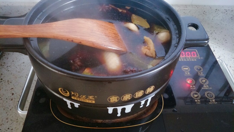 香卤鸡翅,把汤汁搅拌均匀，盖上锅盖大火烧开