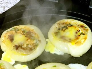 鸡蛋灌肉饼,表面微黄中间浇上蛋液