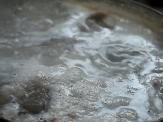 电饭煲+卤牛肉,水开之后，撇出浮沫，将牛肉洗干净
